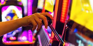 Layar bantuan Evolution Gaming menampilkan aturan dan tabel pembayaran